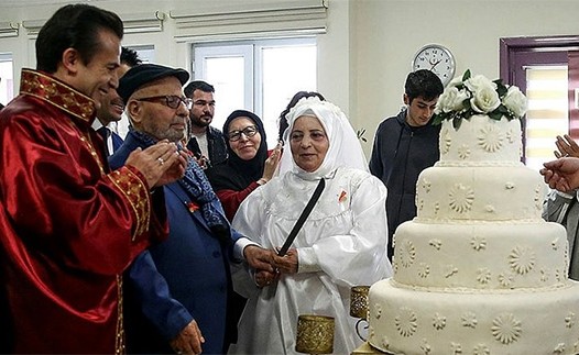 محمد وعائشة يستعدان لقطع كعكة الاحتفال بالزفاف﻿