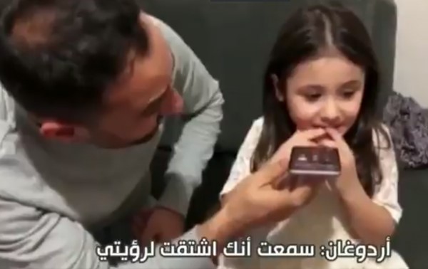 بالفيديو.. أردوغان يتصل بطفلة لدعوتها إلى المجمع الرئاسي بعد انتشار فيديو لها وهي تبكي لعدم تمكنها من رؤيته خلال زيارته إلى مدينتها يوزغات