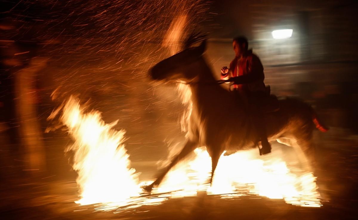 الخيول تخترق النيران في مهرجان تقليدي بإسبانيا