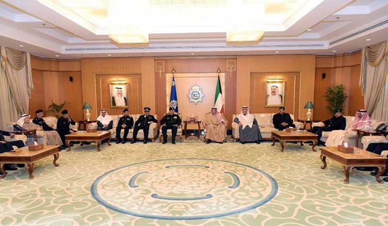 الشيخ خالد الجراح و الفريق محمود الدوسري مع الحضور خلال تقليد رئيس جهاز أمن الدولة الداخلي رتبته الجديدة ﻿