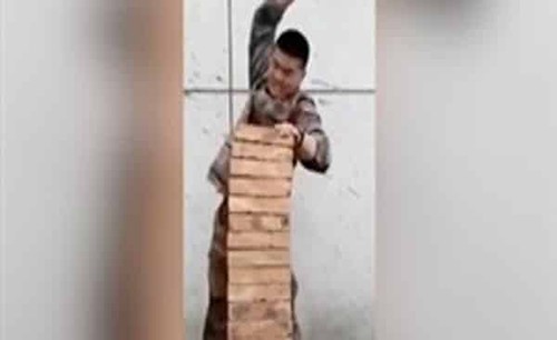 بالفيديو.. جندي يحطم 14 قالب طوب بضربة واحدة