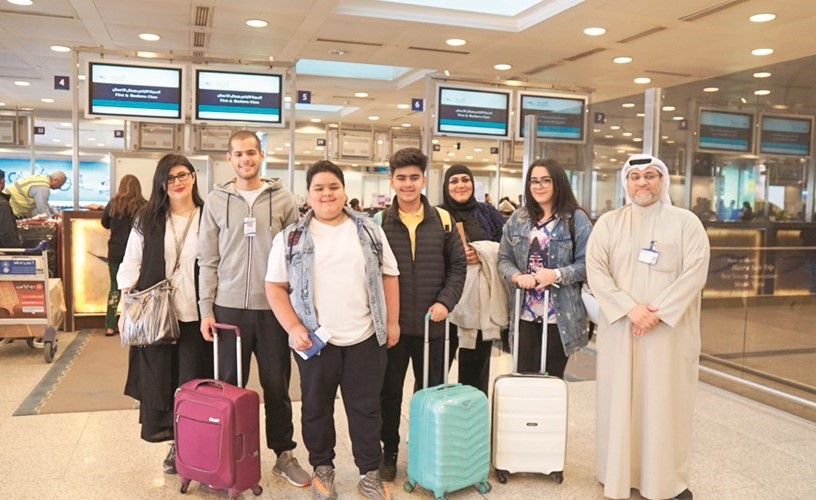الطفل مهدي أثناء تواجده في المطار قبل سفره إلى أبوظبي﻿