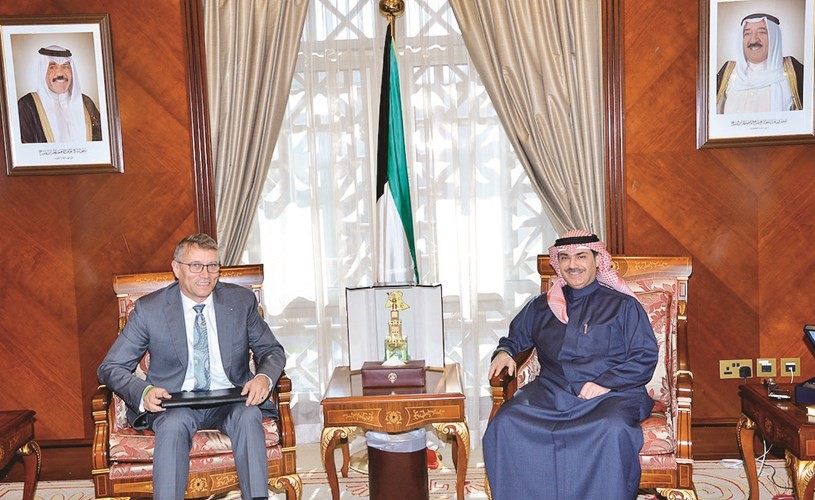 الشيخ خالد العبدالله مستقبلا السفير التشيكي مارتين دفوراك﻿