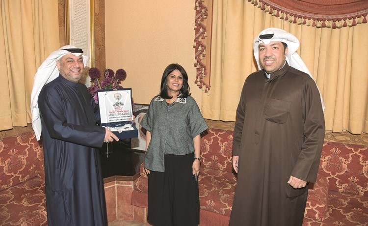 د.فاطمة العسومي تقدم درعا تقديرية إلى د. يوسف الزلزلة بحضور عبدالرسول التركي﻿