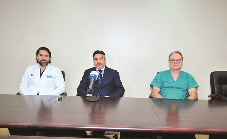 د.جمال الفضلي متوسطا البروفيسور البلجيكي جون لوك ود.محمد البنا خلال المؤتمر- (زين علام)﻿