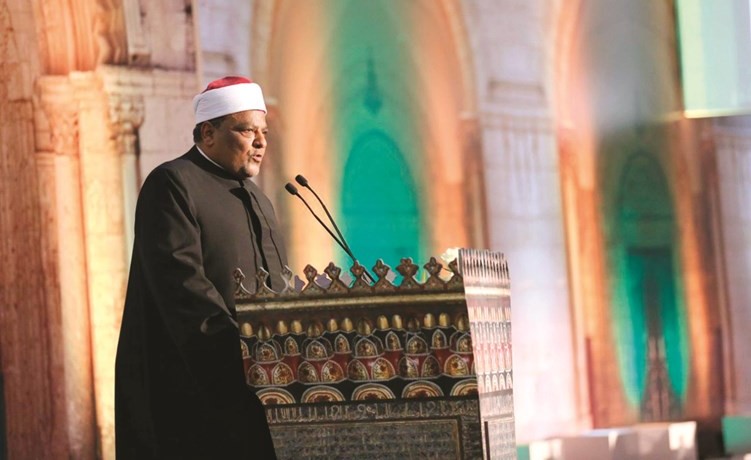 د.عباس شومان وكيل الأزهر الشريف خلال حديثه أمام المؤتمر أمس﻿