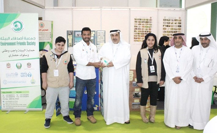 السفير صلاح البعيجان يقدم درعا تذكارية لعضو مجلس إدارة الجمعية الكويتية لحماية البيئة﻿