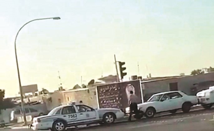 سيارة المستهتر ودورية الشرطة كما ظهرتا في الفيديو﻿