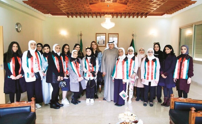 السفير عبداللطيف اليحيا متوسطا وفد طالبات كن من المتفوقين ومشرفات صندوق التنمية ووزارة التربية ﻿