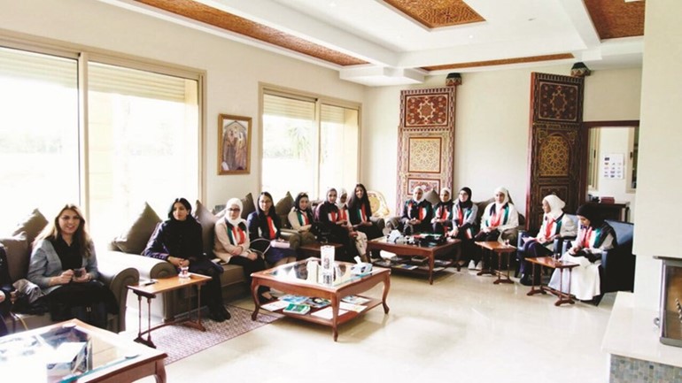 وفد الطالبات الفائقات خلال زيارتهن لسفارة الكويت في الرباط	 ﻿