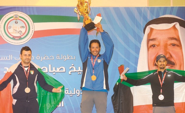 احمد العفاسي يرفع الكأس ﻿