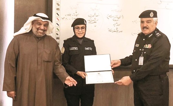اللواء العوضي يسلم شهادة إتمام الدورة لأحد الخريجين﻿