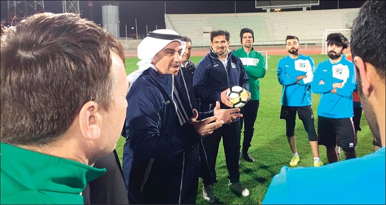 الكاظمي مجتمعا مع اللاعبين