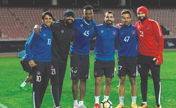 جازع وبهاء مع لاعبي الأبيض قبل انطلاق التدريبات -(المركز الإعلامي بنادي الكويت)﻿