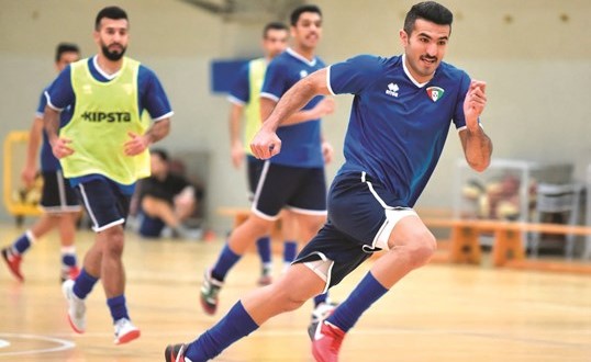 لاعب أزرق الصالات حمد العوضي خلال التدريب﻿