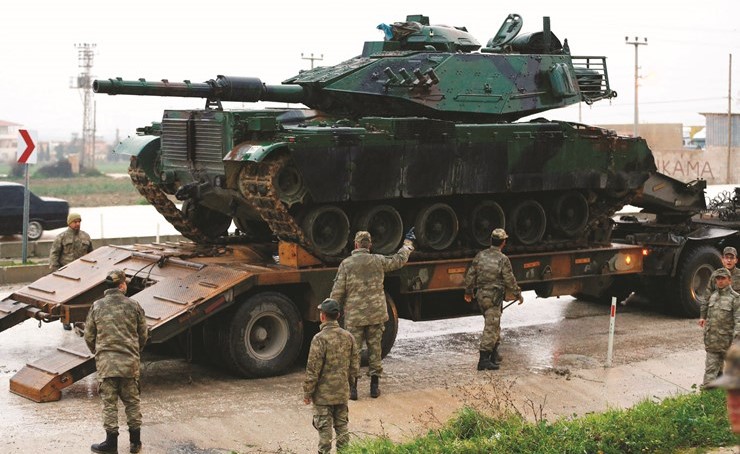 دبابة تركية على الحدود السورية أمس الاول -(رويترز)﻿