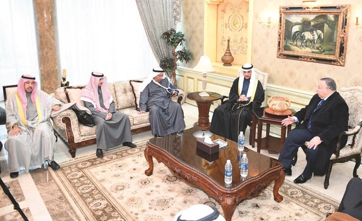 الرئيس الغانم وعلي الدقباسي وعبدالوهاب البابطين وسفيرنا لدى القاهرة محمد الذويخ وفي وداعهم محمود شريف قبيل مغادرة الوفد القاهرة﻿