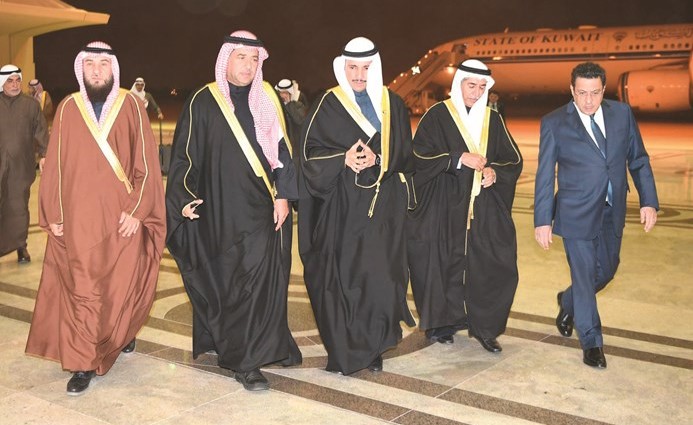 الرئيس الغانم أثناء عودته ويبدو د. عودة الرويعي وم.عادل الخرافي وعلام الكندري والسفير المصري طارق القوني﻿