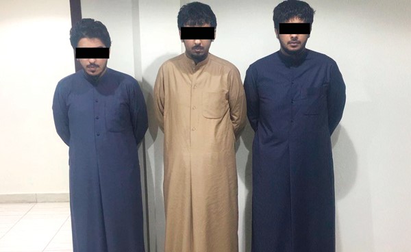 إحالة مواطنيين وسعودي إلى الاختصاص بسبب على رجل أمن وإتلاف أملاك عامة