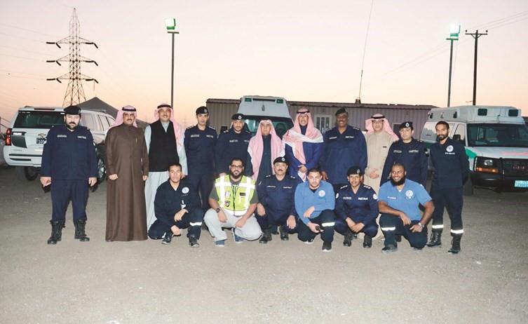 الشيخ فواز الخالد متوسطا رجال الأمن في مقر النقطة الأمنية لخدمة رواد البر ﻿