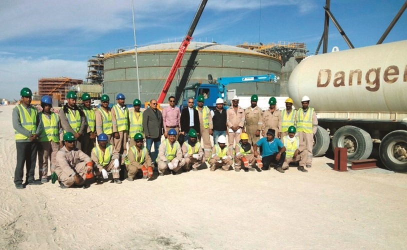 م.بشار القطان في لقطة تذكارية مع مهندسي وعمال مشروع الشقايا﻿