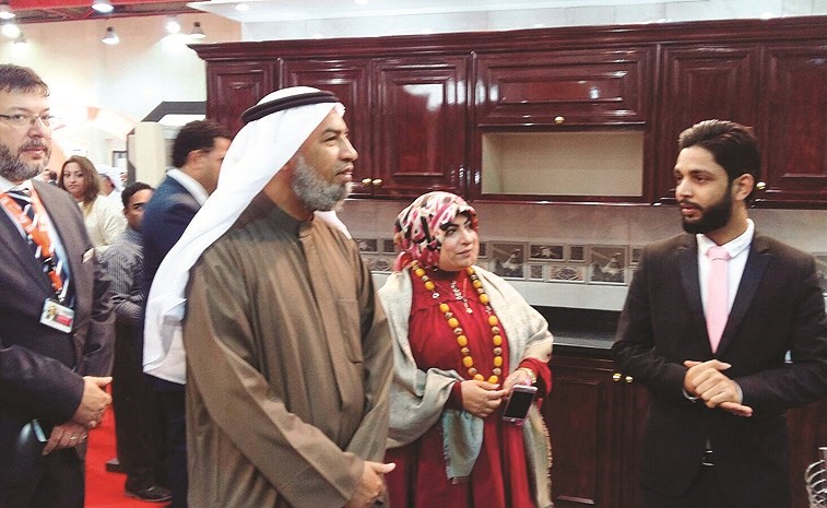 م.علي الحبيل مستمعا إلى شرح من مدير مبيعات الواوان ماجد سمير﻿