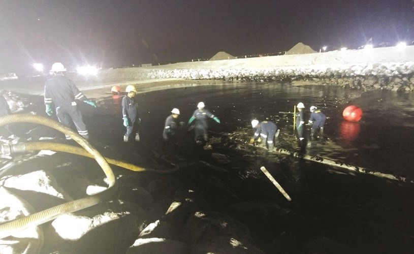 «البترول» تعترف.. خط أنابيب «الحوت» سبب التسرب النفطي