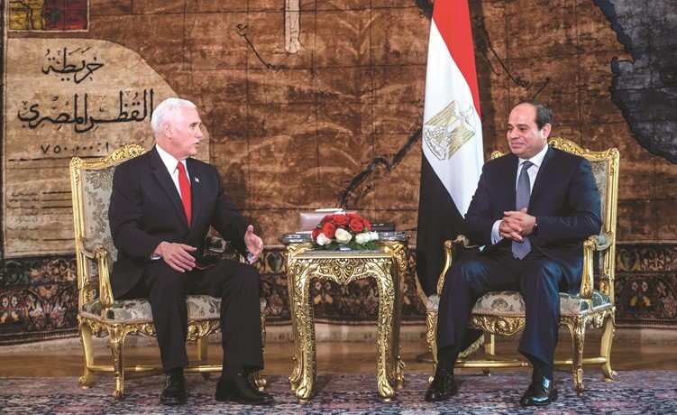 الرئيس المصري عبدالفتاح السيسي مستقبلا نائب الرئيس الأميركي مايك بنس امس 	(رويترز) ﻿