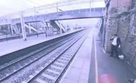 فيديو مرعب.. حاول الانتحار تحت قطار فكيف أنقذته امرأة؟!
