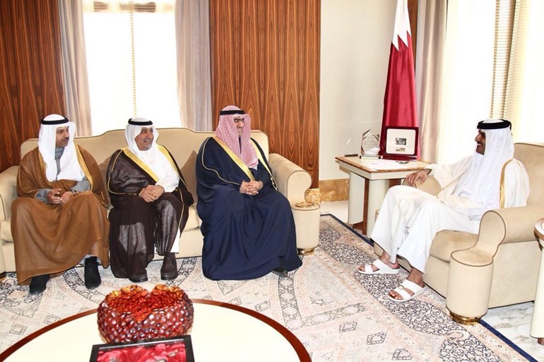 أمير قطر بحث والروضان العلاقات الثنائية في مجالي الشباب والرياضة