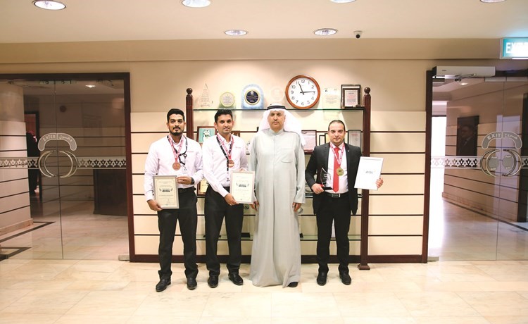 صالح البابطين مع الموظفين الفائزين ﻿