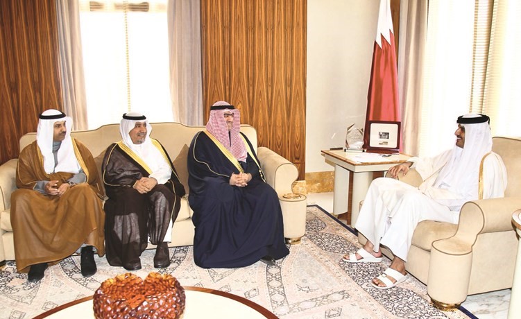 أمير قطر يتحدث للروضان بحضور السفير حفيظ العجمي وفليطح﻿