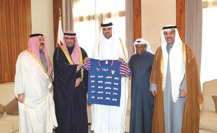 إهداء أمير قطر قميص منتخبنا الوطني في مونديال كأس العالم (إسبانيا 82) بحضور الروضان وفليطح واليوسف والحوطي﻿