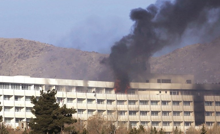 الدخان يتصاعد من فندق انتركونتننتال في كابول بينما يحاول نزيلان الفرار من احد النوافذ ( ا.ب) ﻿