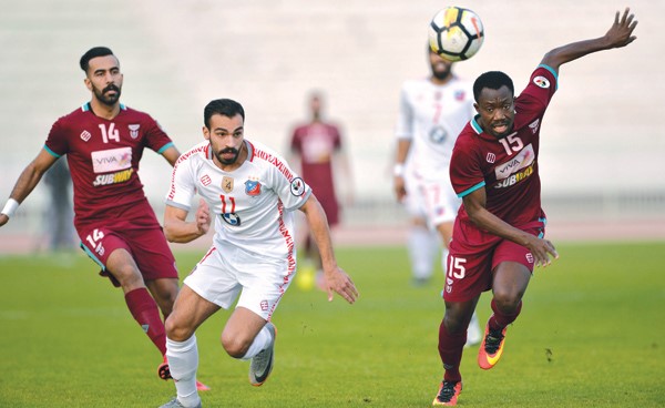 سباق للحاق بالكرة بين لاعب النصر إيريك أبوكو ومهاجم الكويت بهاء فيصل