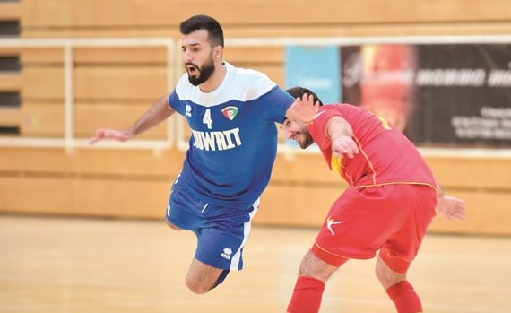 لاعب منتخبنا احمد الفارسي يتعرض للمضايقة من لاعب مونتينغرو ﻿