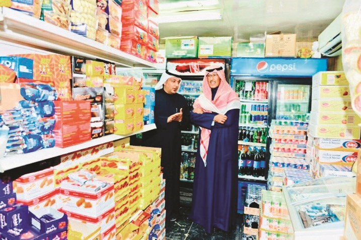 جانب من جولة محافظ الأحمدي في فرع أم صفق ﻿