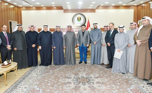 وزير الداخلية العراقي قاسم الأعرجي مستقبلا أعضاء الوفد الإعلامي الكويتي (مصطفى البدر - كونا)