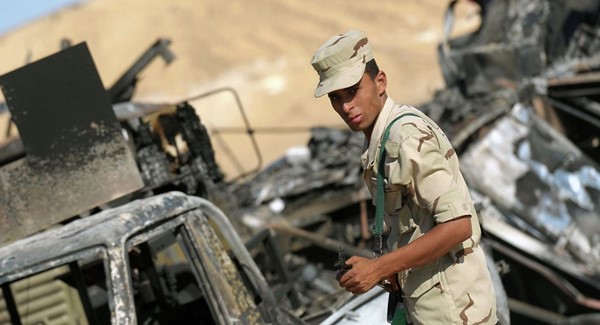 قتلى وجرحى في الجيش المصري جراء قصف معسكر أمني وسط سيناء