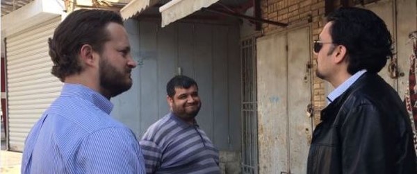 بالفيديو.. شاب في بغداد يبهر وفداً علمياً أسترالياً.. يتقن الإنكليزية و4 لغات أخرى ويرفض مغادرة العراق