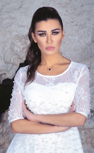 نادين الراسي تبكي: خائفة على أولادي الثلاثة