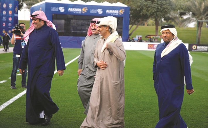 الوزير الروضان والشيخ احمد اليوسف الى جانب رئيس الاتحاد القطري لكرة القدم ﻿﻿الشيخ حمد بن خليفة آل ثانيفي جولة تفقدية لملاعب البطولة﻿