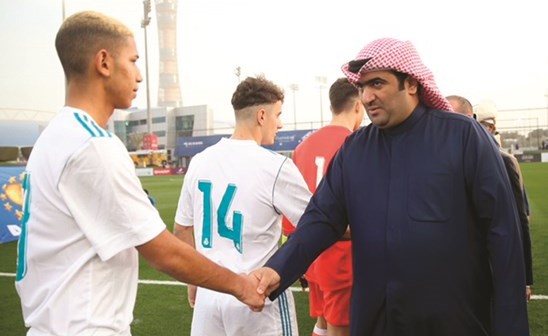 الروضان يصافح لاعبي ريال مدريد تحت 17 عاما﻿