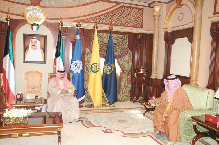 سمو ولي العهد خلال استقباله الشيخ ثامر العلي﻿