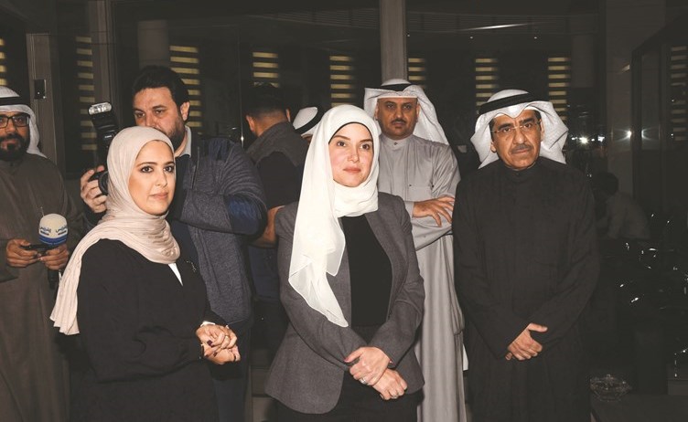 الوزيرة د.جنان بوشهري وم.بدر الوقيان خلال جولة تفقدية للخدمات المقدمة في برج التحرير(متين غوزال)﻿