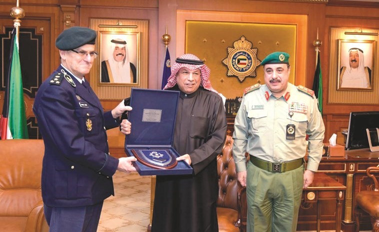 الشيخ خالد الجراح مستقبلا الفريق ركن مانويل كوتو بحضور الفريق ركن م. هاشم الرفاعي﻿