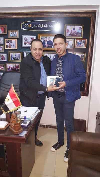بهذه الطريقة الذكية.. مصري أعاد آلاف الهواتف المسروقة لأصحابها