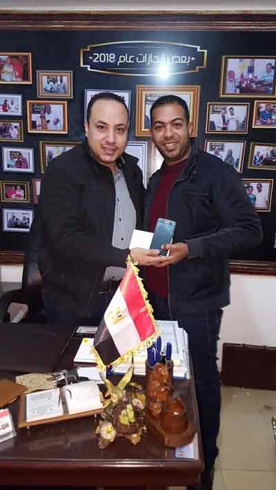 بهذه الطريقة الذكية.. مصري أعاد آلاف الهواتف المسروقة لأصحابها