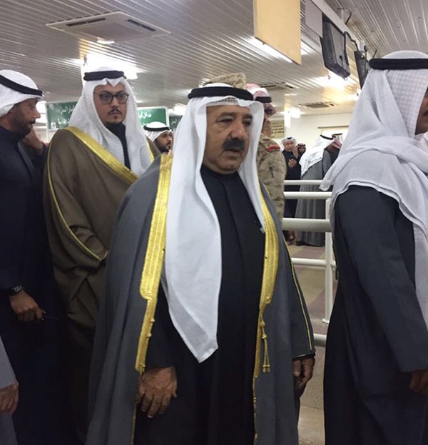 النائب الأول لرئيس مجلس الوزراء ووزير الدفاع الشيخ ناصر صباح الأحمد خلال تقديمه واجب العزاء في وفاة الطالب ضابط الفقيد مبارك ناصر عايش العازمي