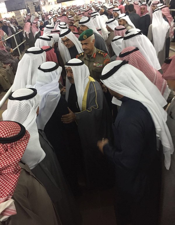 النائب الأول لرئيس مجلس الوزراء ووزير الدفاع الشيخ ناصر صباح الأحمد خلال تقديمه واجب العزاء في وفاة الطالب ضابط الفقيد مبارك ناصر عايش العازمي